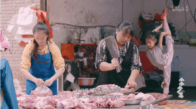 Nữ sinh 11 tuổi nổi tiếng nhờ clip tập múa ở cửa hàng thịt lợn của mẹ - Ảnh 3