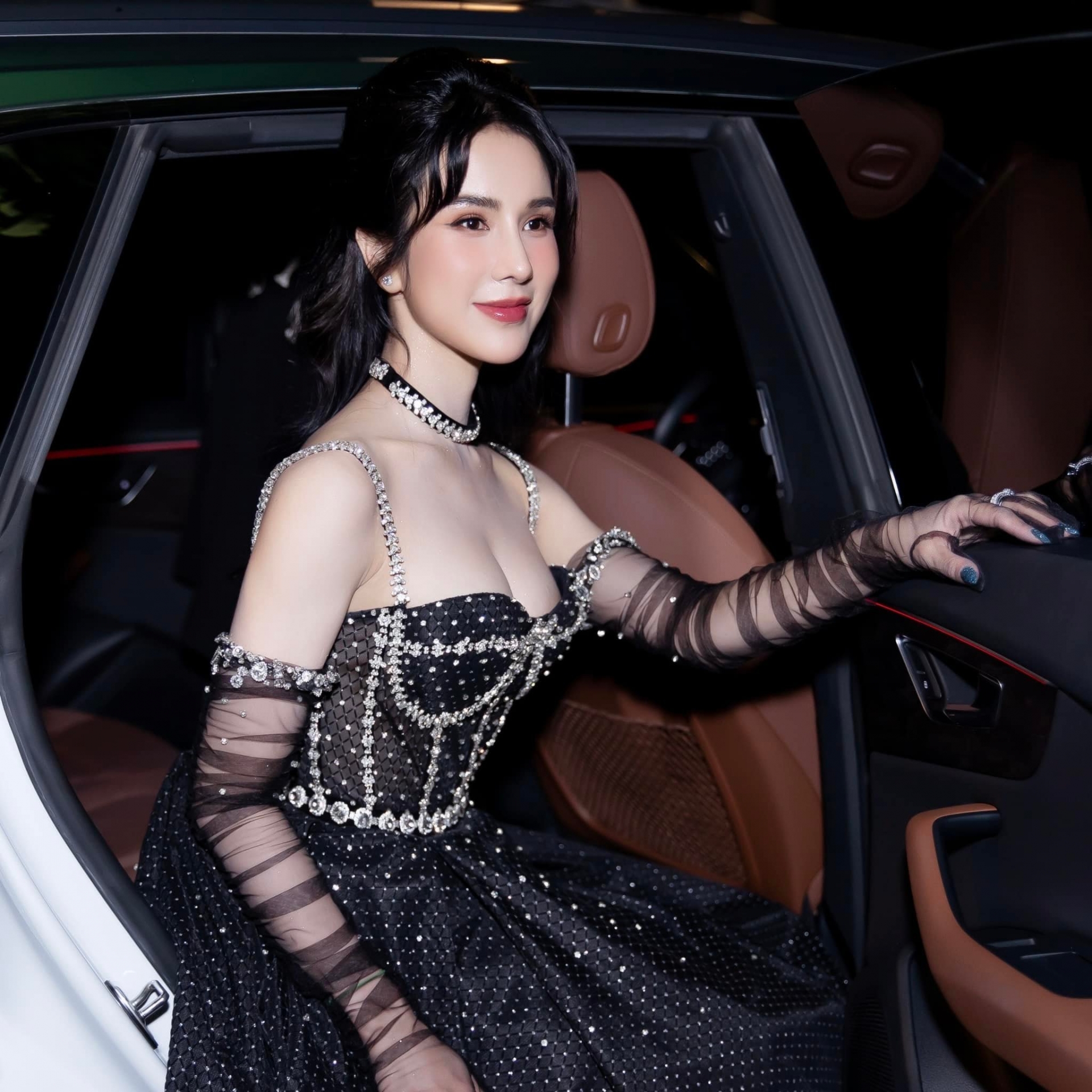 Diệp Lâm Anh lên đồ đi chơi nhưng lại ra tín hiệu 