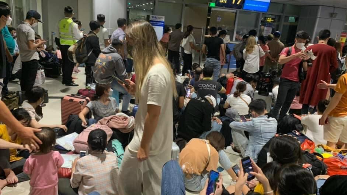 Lỗi hệ thống check in, hành khách ngồi kín sàn phòng chờ, đợi được bay ở sân bay Tân Sơn Nhất