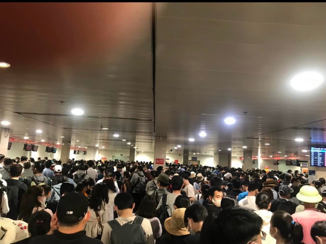 Lỗi hệ thống check in, hành khách nằm la liệt cả đêm ở sân bay Tân Sơn Nhất - Ảnh 1