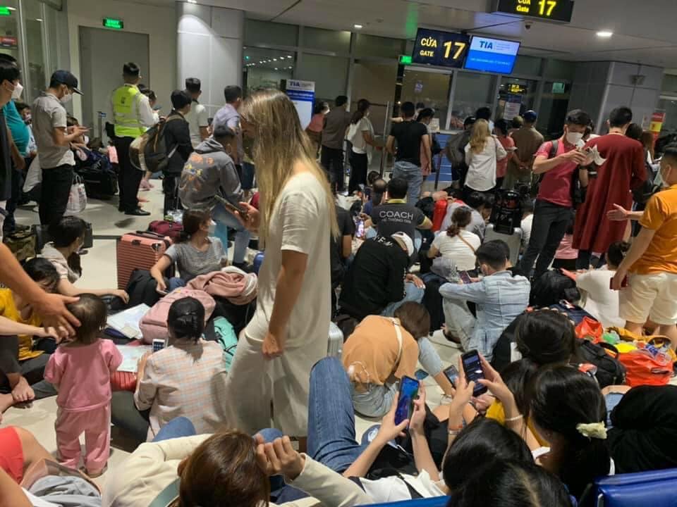 Lỗi hệ thống check in, hành khách nằm la liệt cả đêm ở sân bay Tân Sơn Nhất - Ảnh 1