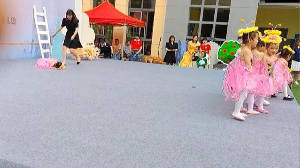 Bé gái ngủ quên trên sân khấu khi đang biểu diễn khiến khán giả chú ý - Ảnh 1