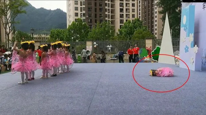 Bé gái ngủ quên trên sân khấu khi đang biểu diễn khiến khán giả chú ý - Ảnh 2