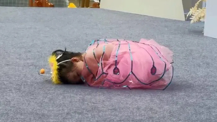 Bé gái ngủ quên trên sân khấu khi đang biểu diễn khiến khán giả chú ý - Ảnh 3