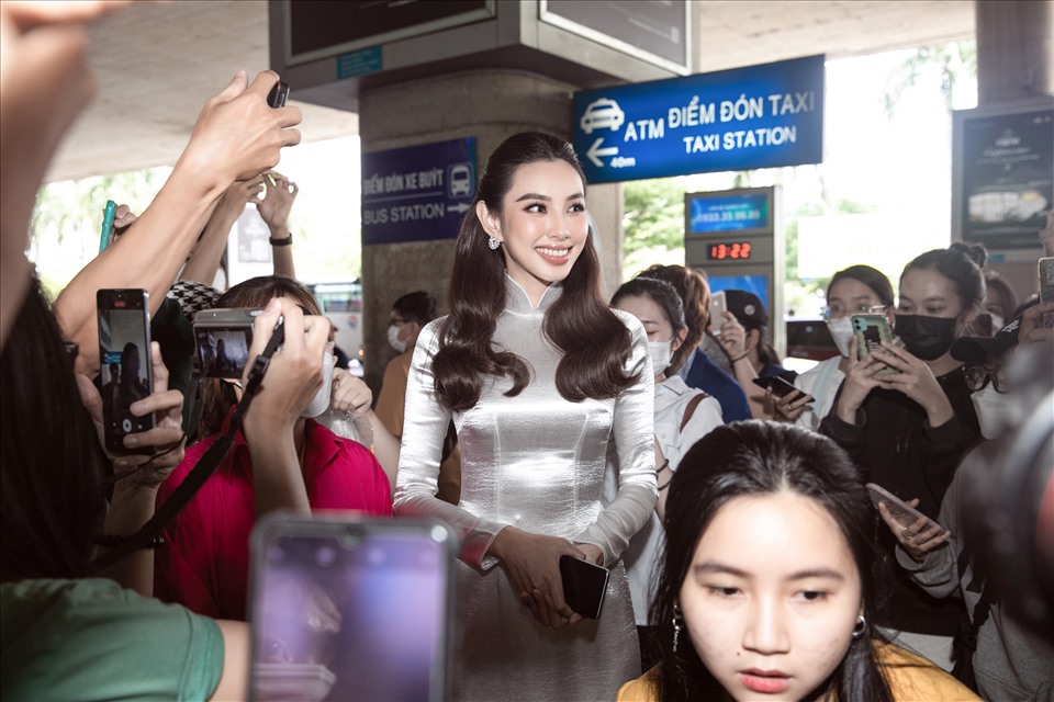 Hoa hậu Thuỳ Tiên lái xe máy chở chủ tịch Miss Grand đi dạo Việt Nam - Ảnh 2