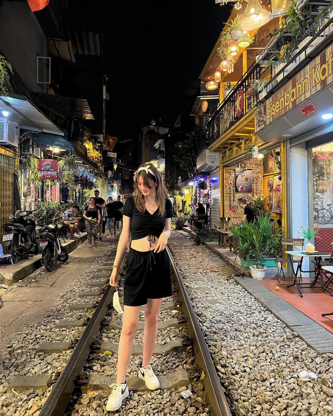 Em gái Đặng Văn Lâm sang Việt Nam, đón sinh nhật cùng “chị dâu tương lai”  - Ảnh 1