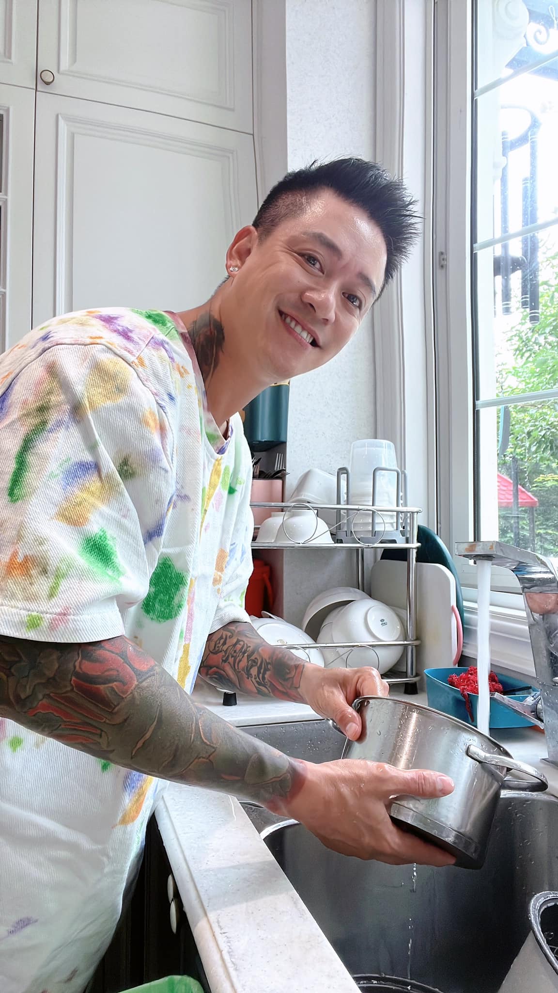 Tuấn Hưng tuổi U50 chỉ thích ở nhà chơi với con, phụ vợ rửa bát - Ảnh 1