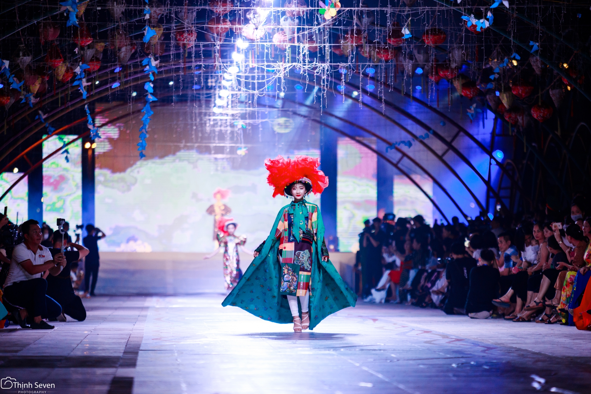 NSND Trọng Trinh tinh tế đỡ Đỗ Thị Hà tại sân khấu Lễ Hội Áo dài trẻ em Việt Nam - Ảnh 1