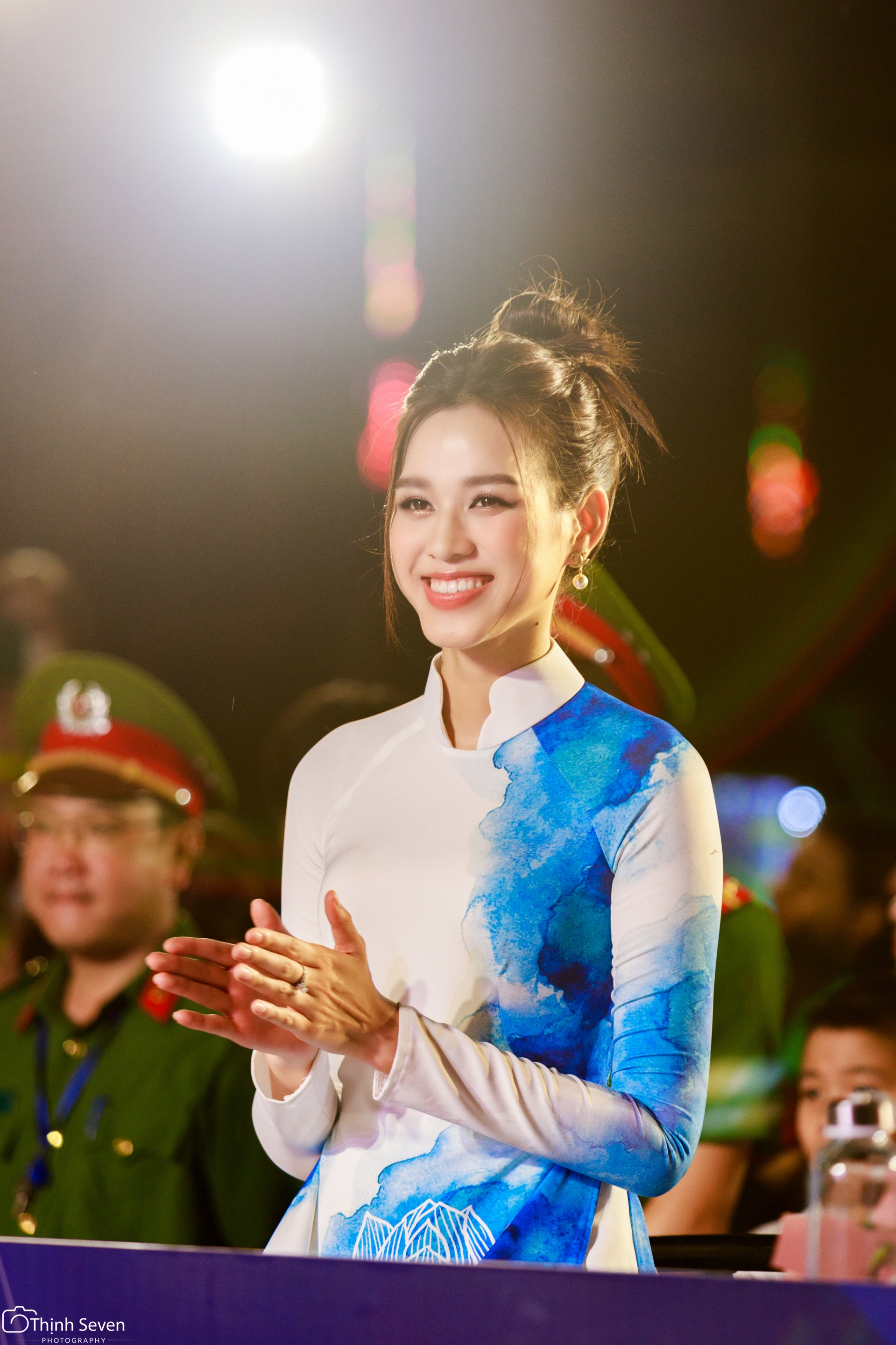 NSND Trọng Trinh tinh tế đỡ Đỗ Thị Hà tại sân khấu Lễ Hội Áo dài trẻ em Việt Nam - Ảnh 2