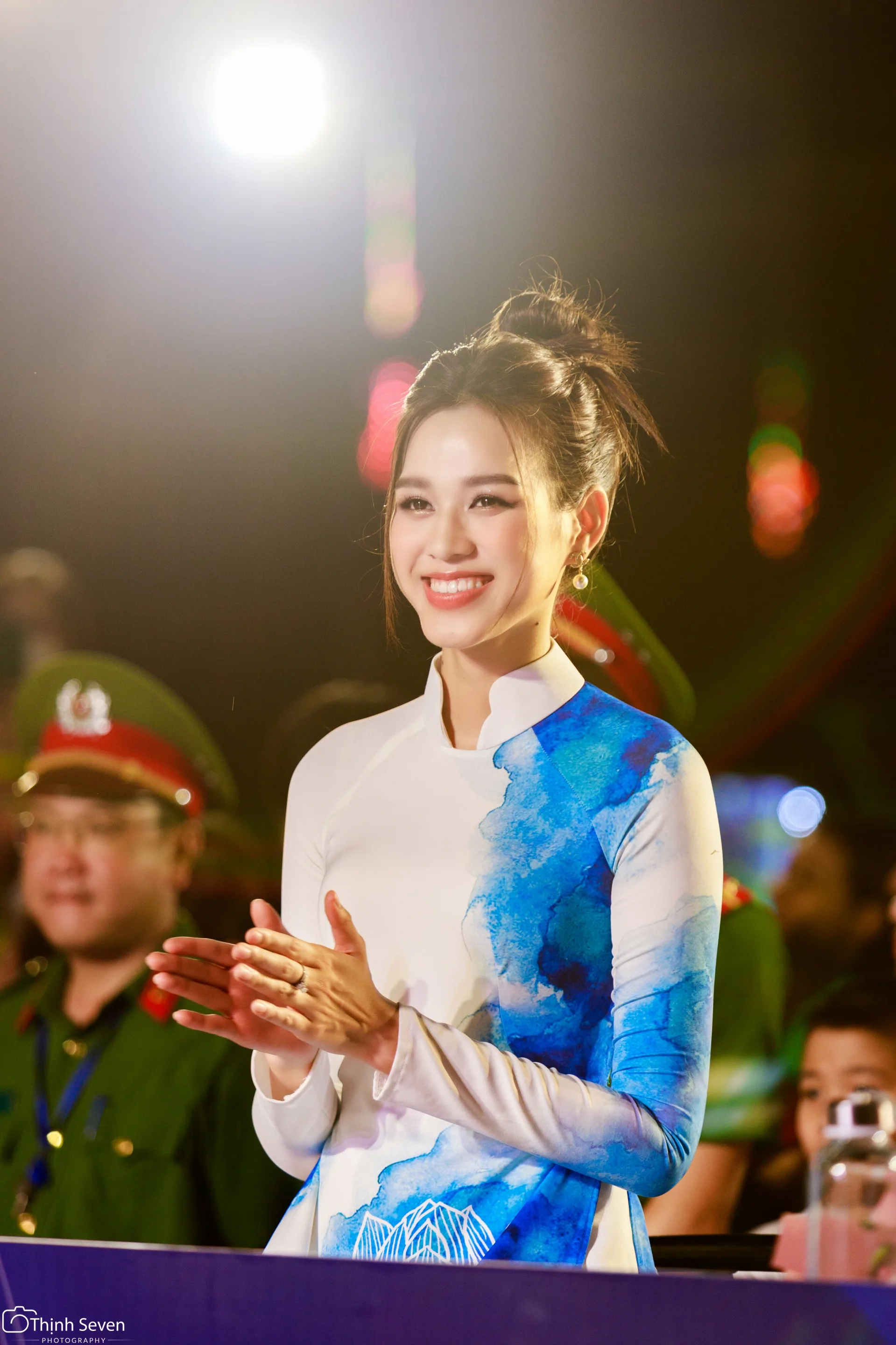 NSND Trọng Trinh tinh tế đỡ Đỗ Thị Hà tại sân khấu Lễ Hội Áo dài trẻ em Việt Nam - Ảnh 2