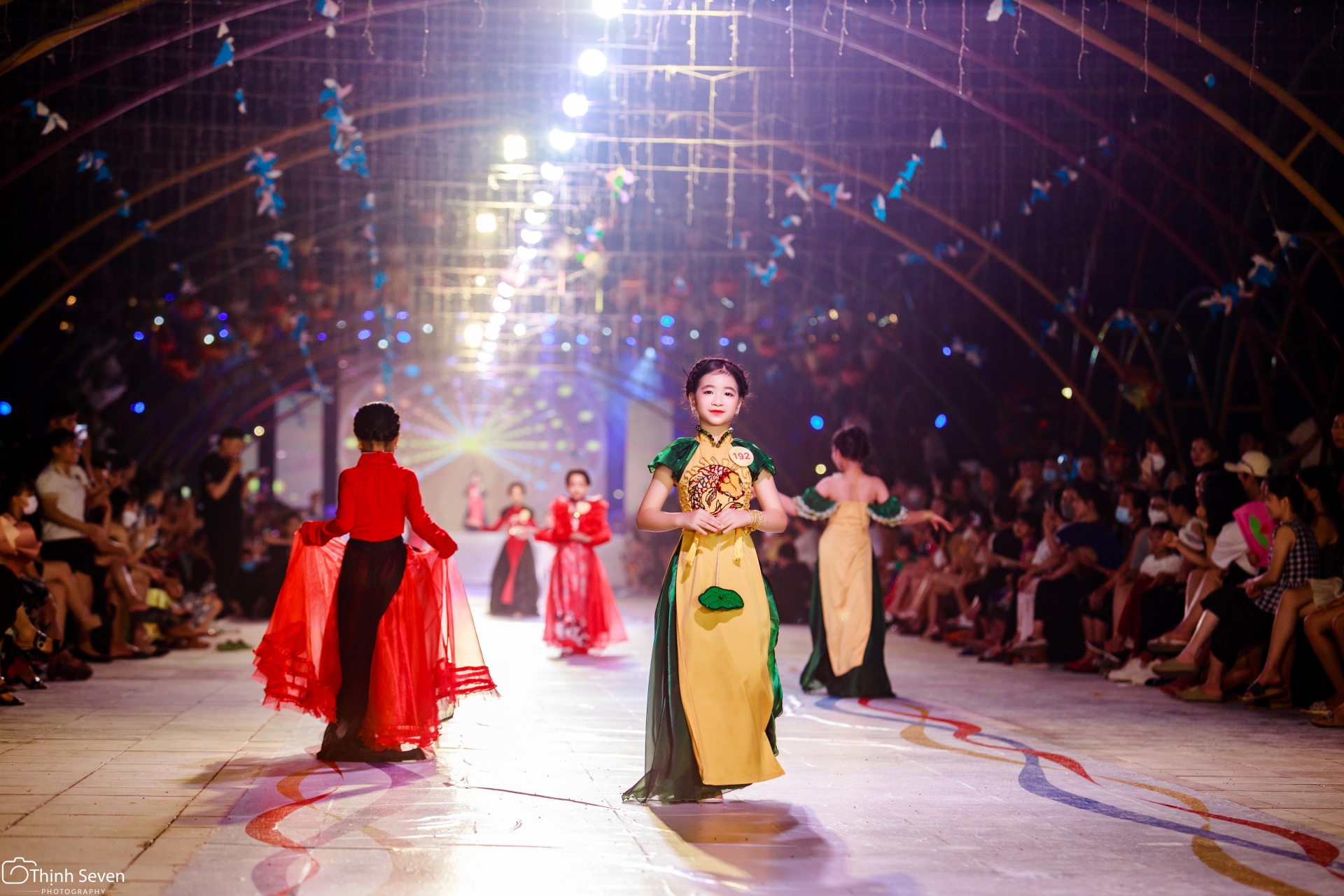 NSND Trọng Trinh tinh tế đỡ Đỗ Thị Hà tại sân khấu Lễ Hội Áo dài trẻ em Việt Nam - Ảnh 4