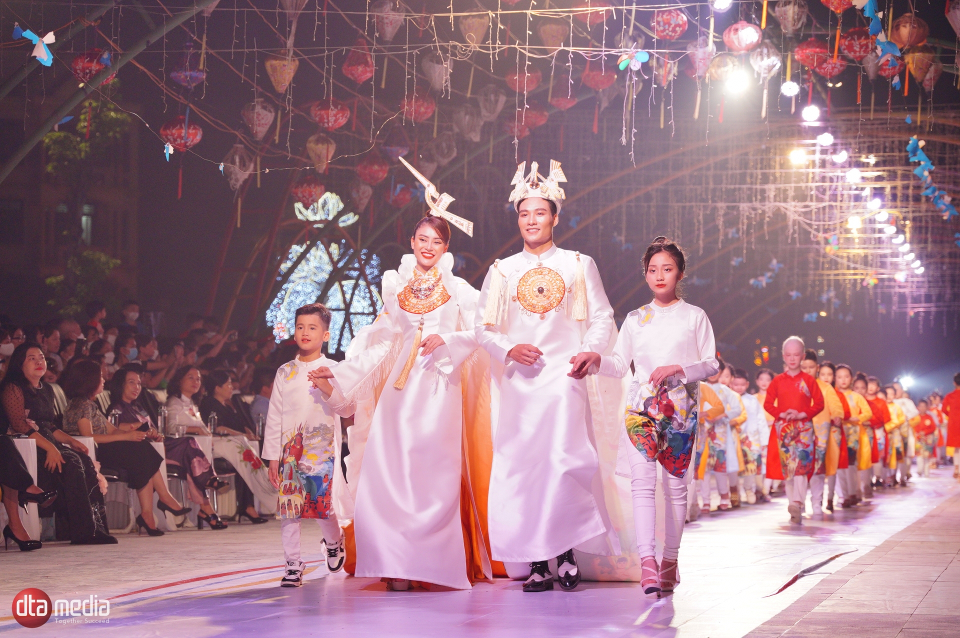 NSND Trọng Trinh tinh tế đỡ Đỗ Thị Hà tại sân khấu Lễ Hội Áo dài trẻ em Việt Nam - Ảnh 5