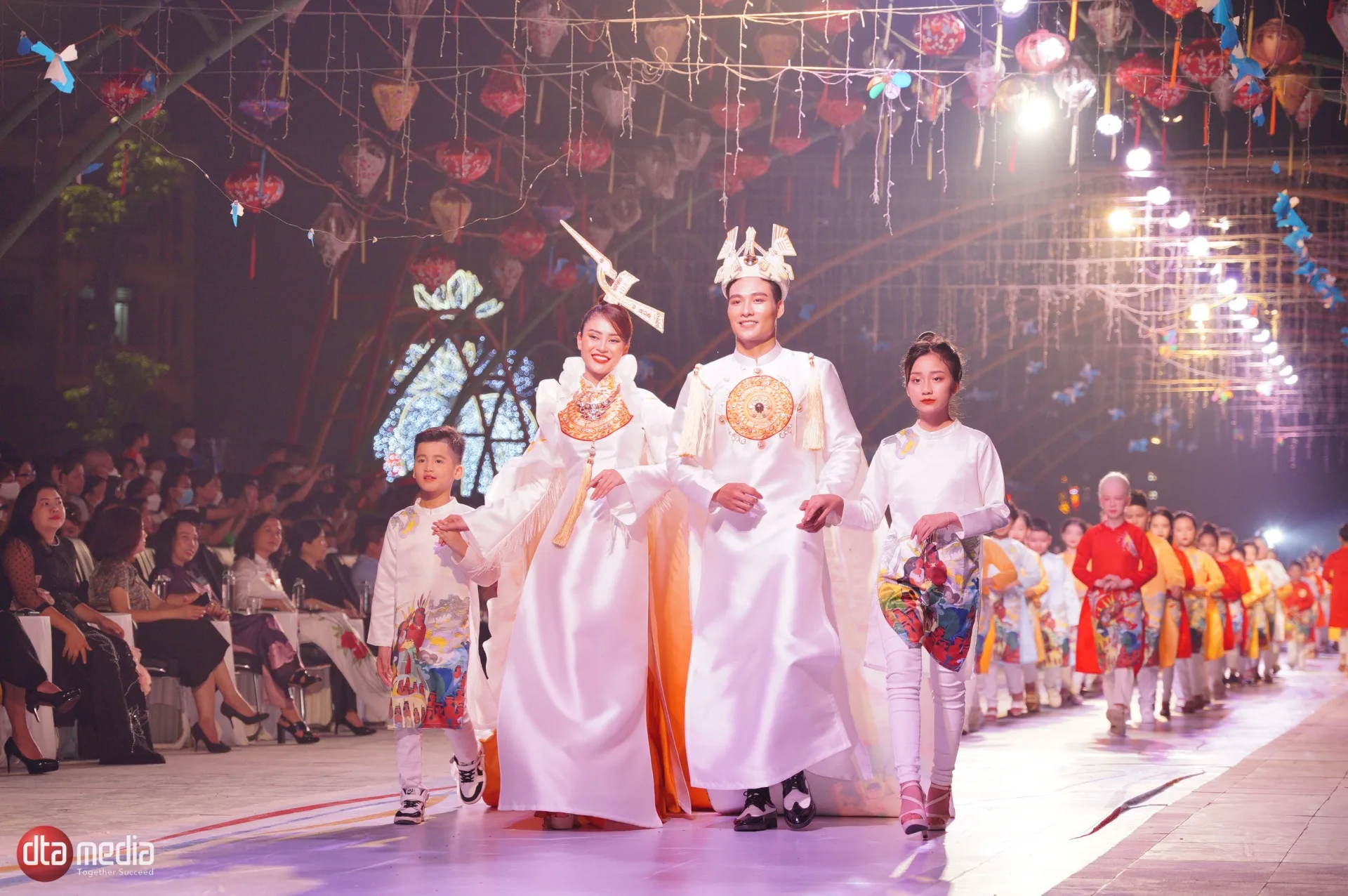 NSND Trọng Trinh tinh tế đỡ Đỗ Thị Hà tại sân khấu Lễ Hội Áo dài trẻ em Việt Nam - Ảnh 5
