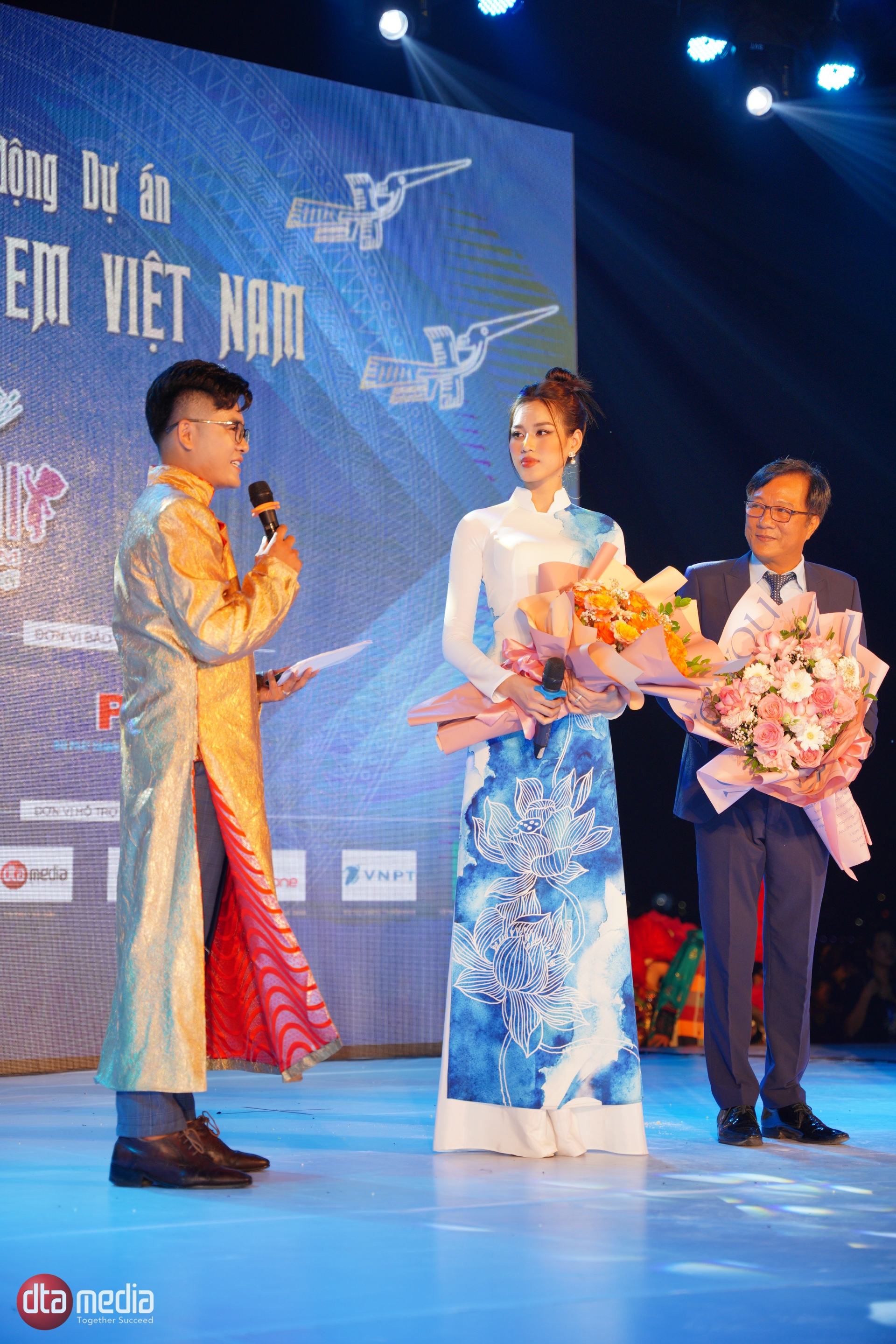 NSND Trọng Trinh tinh tế đỡ Đỗ Thị Hà tại sân khấu Lễ Hội Áo dài trẻ em Việt Nam - Ảnh 6