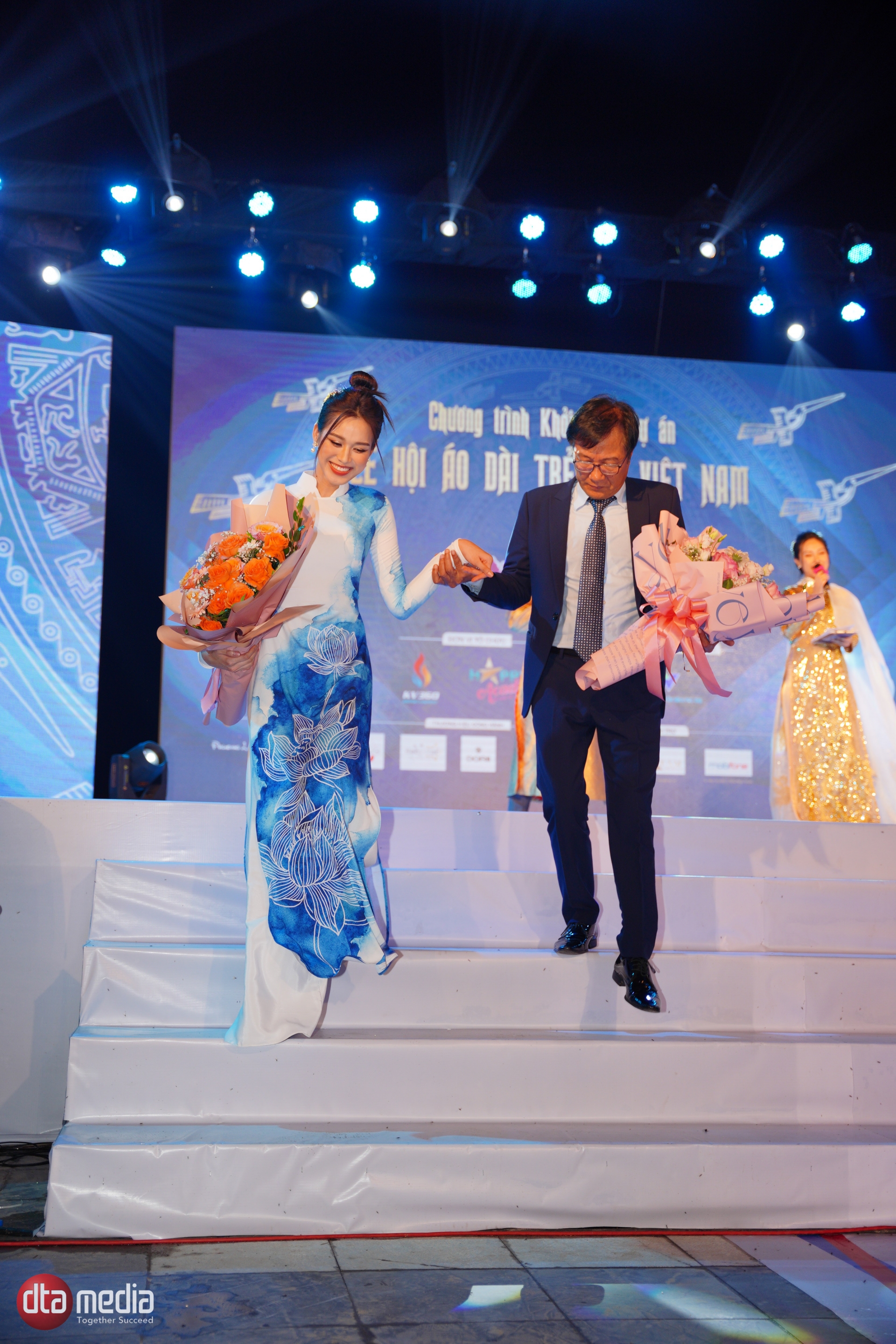 NSND Trọng Trinh tinh tế đỡ Đỗ Thị Hà tại sân khấu Lễ Hội Áo dài trẻ em Việt Nam - Ảnh 7