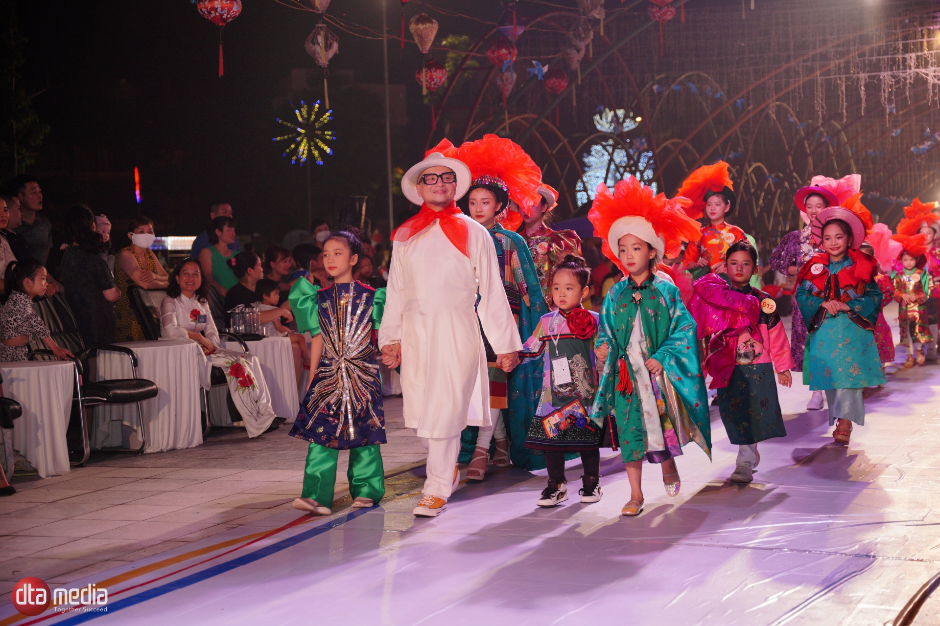 NSND Trọng Trinh tinh tế đỡ Đỗ Thị Hà tại sân khấu Lễ Hội Áo dài trẻ em Việt Nam - Ảnh 8