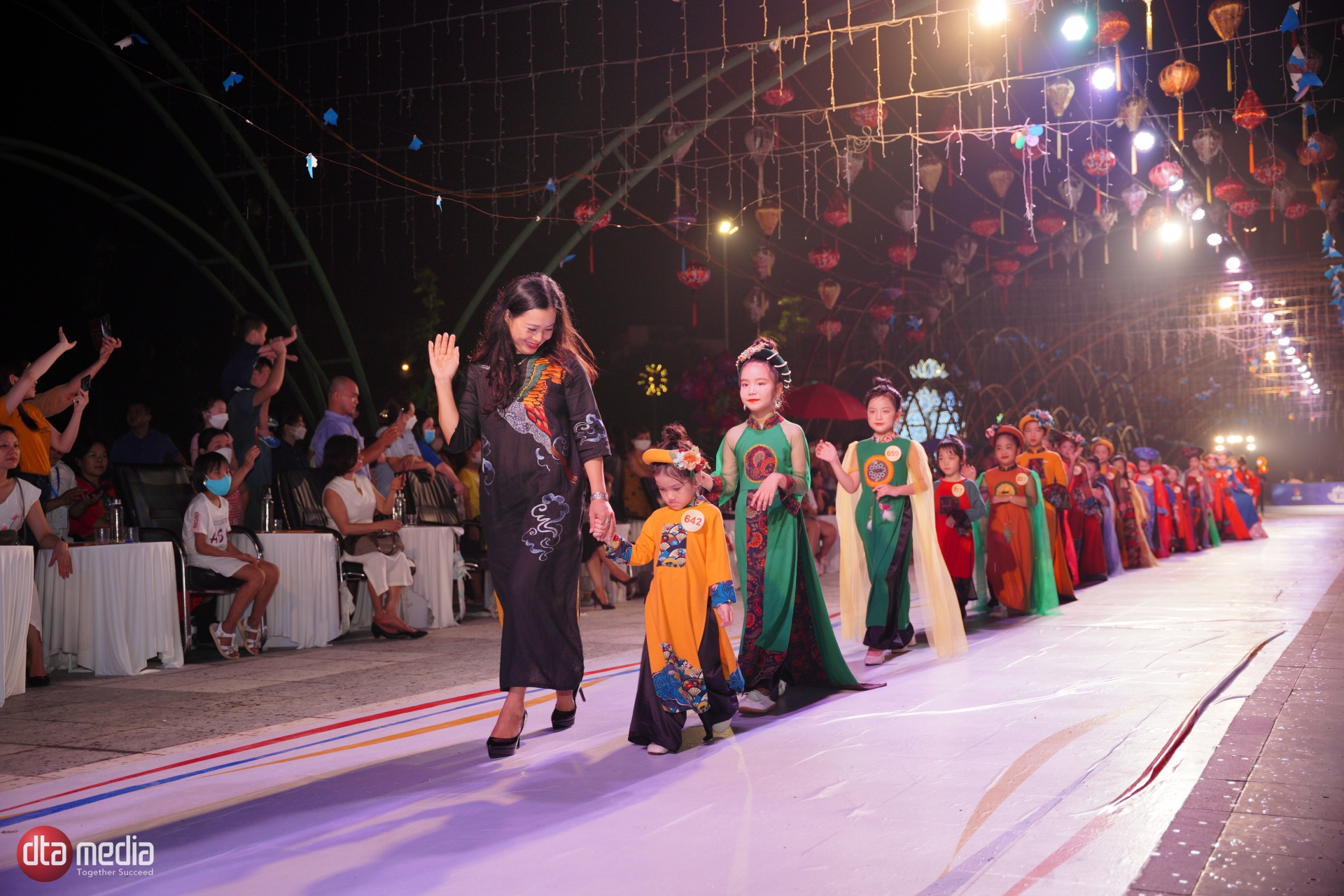 NSND Trọng Trinh tinh tế đỡ Đỗ Thị Hà tại sân khấu Lễ Hội Áo dài trẻ em Việt Nam - Ảnh 9