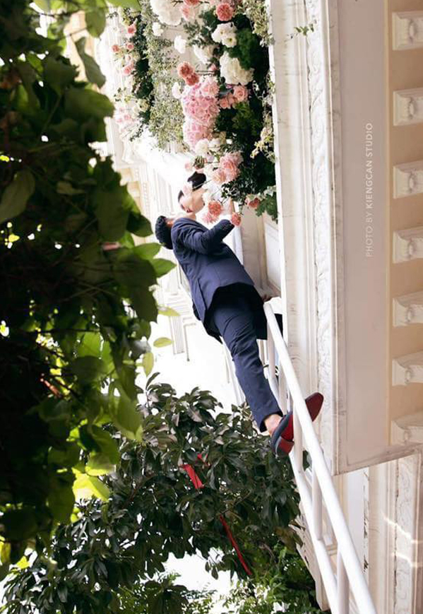 Đám hỏi Minh Hằng, chú rể rước dâu leo thang qua cửa sổ như Romeo và Juliet - Ảnh 1