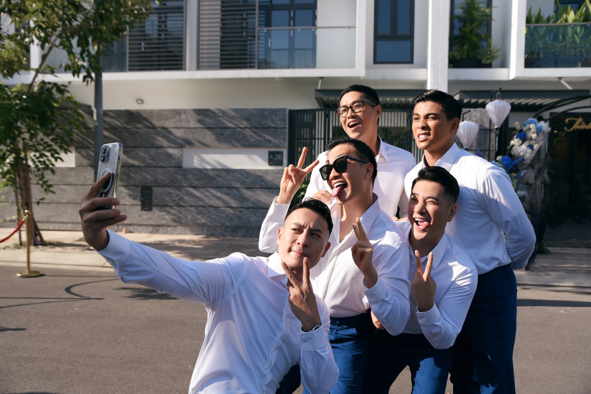 Đám hỏi Minh Hằng, chú rể rước dâu leo thang qua cửa sổ như Romeo và Juliet - Ảnh 4