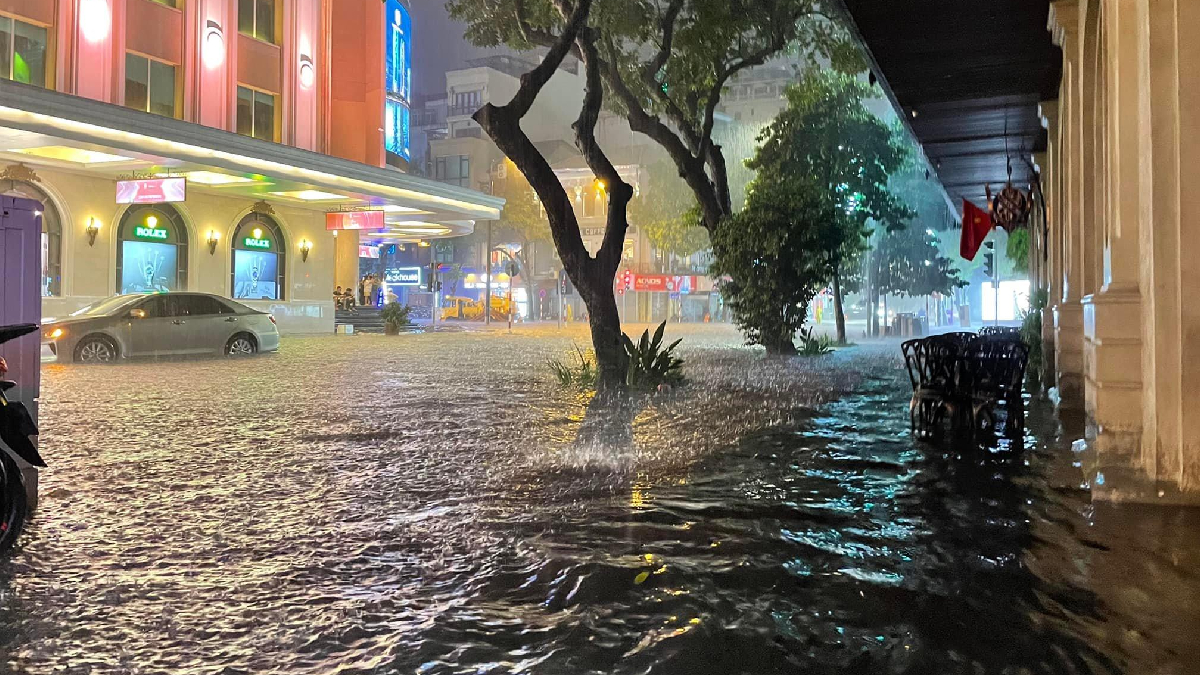 Hà Nội lại ngập nước chỉ sau 5 phút mưa lớn