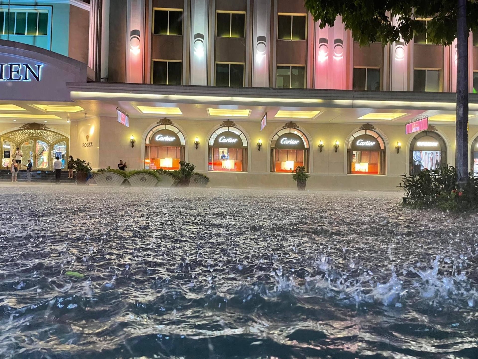 Hà Nội mưa như trút nước, nhiều tuyến phố ngập nước chỉ sau 5 phút - Ảnh 2