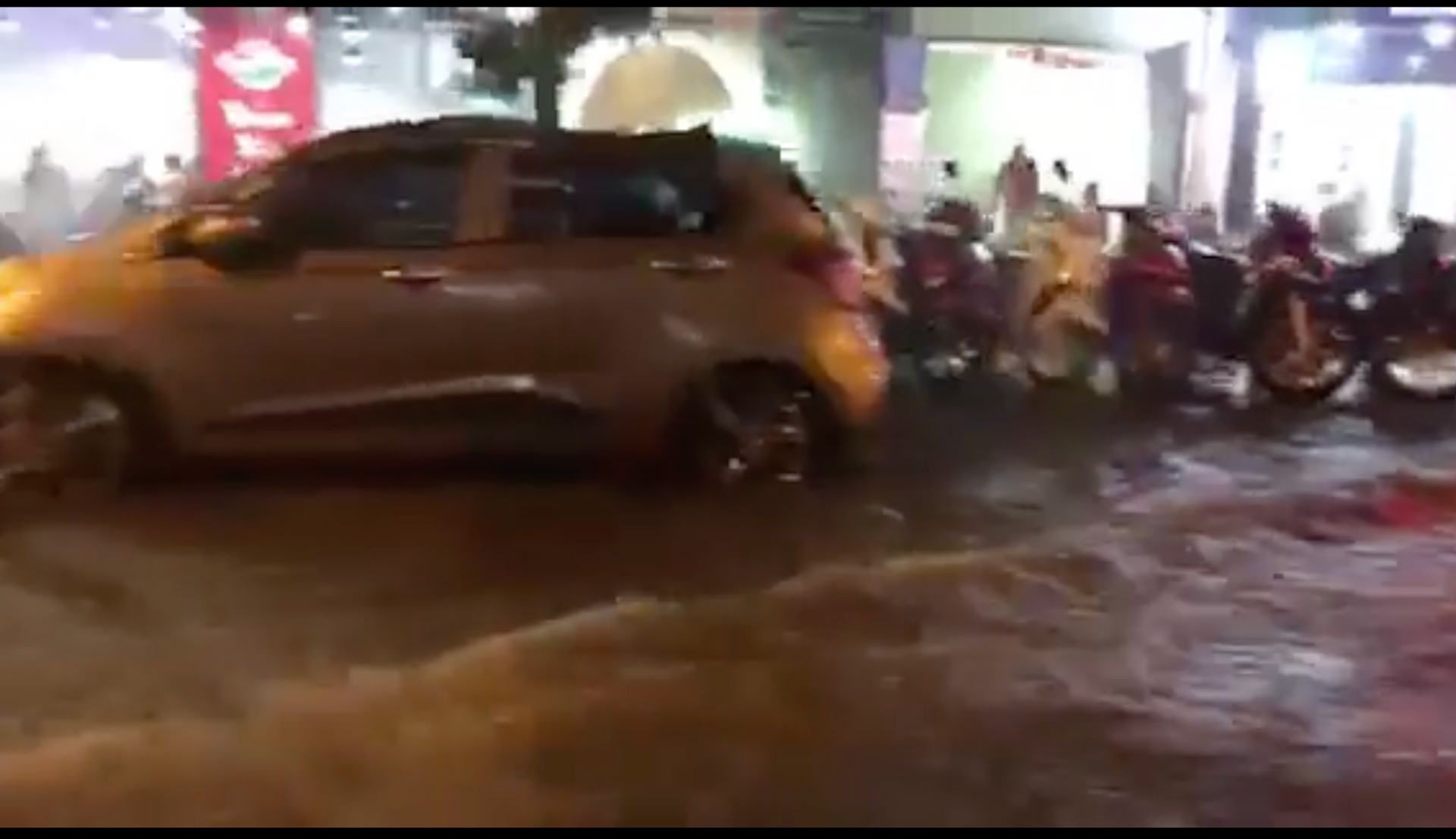 Hà Nội mưa như trút nước, nhiều tuyến phố ngập nước chỉ sau 5 phút - Ảnh 1