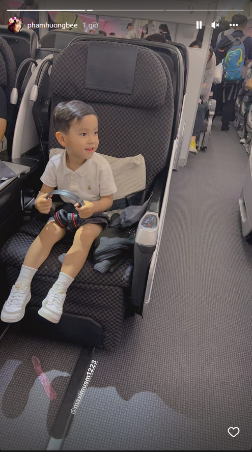 Hoa hậu Phạm Hương và 2 con trai đang trên đường về Việt Nam? - Ảnh 1