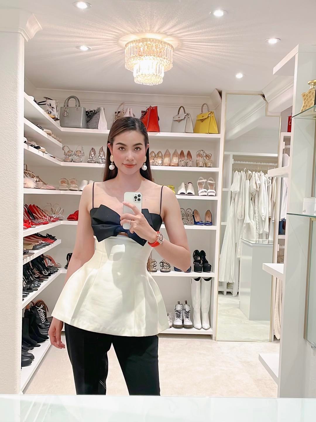 Hoa hậu Phạm Hương và 2 con trai đang trên đường về Việt Nam? - Ảnh 1