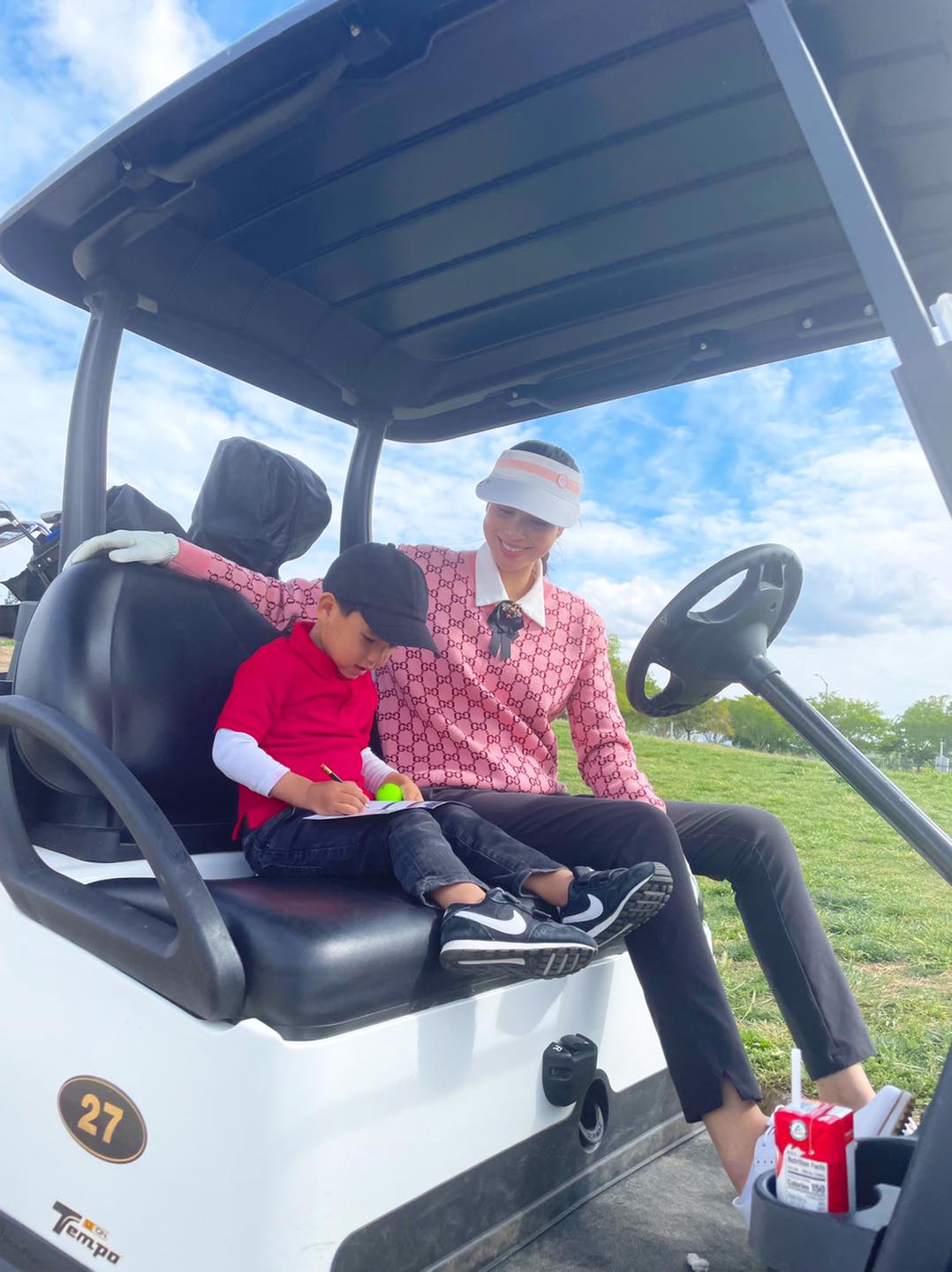 Hoa hậu Phạm Hương và 2 con trai đang trên đường về Việt Nam? - Ảnh 2