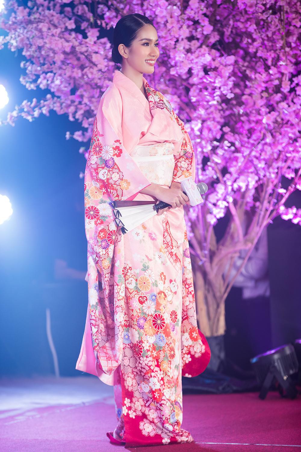 Á hậu Phương Anh ghi điểm với truyền thông Quốc tế khi diện Kimono nhảy múa - Ảnh 1