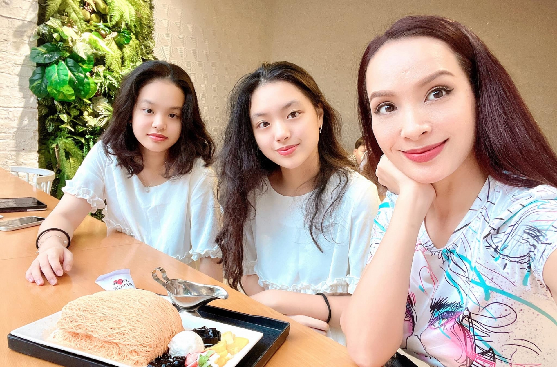 Con gái Thúy Hạnh xinh đẹp dịu dàng, chiếm hết spotlight khi đi làm cùng mẹ - Ảnh 1