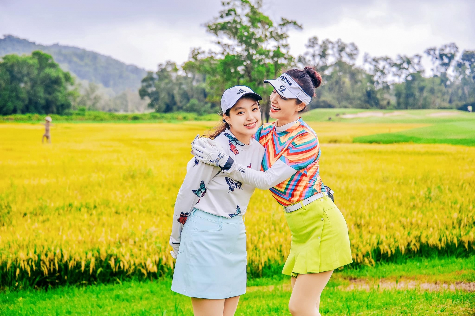 Con gái Thúy Hạnh xinh đẹp dịu dàng, chiếm hết spotlight khi đi làm cùng mẹ - Ảnh 4