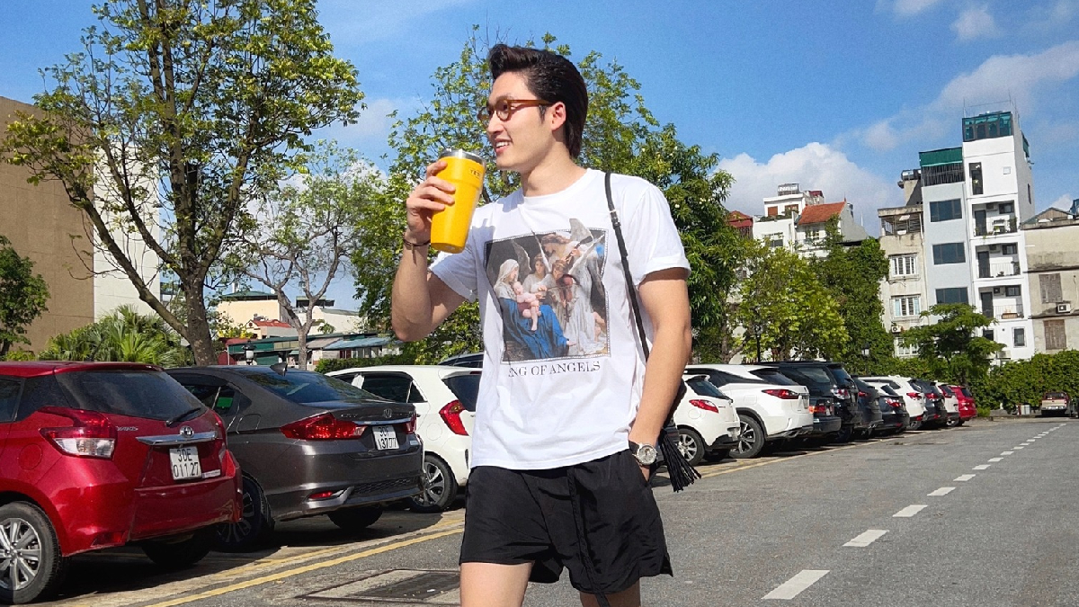 Đình Tú liên tục thể hiện tâm trạng tích cực hậu chia tay bạn gái lâu năm