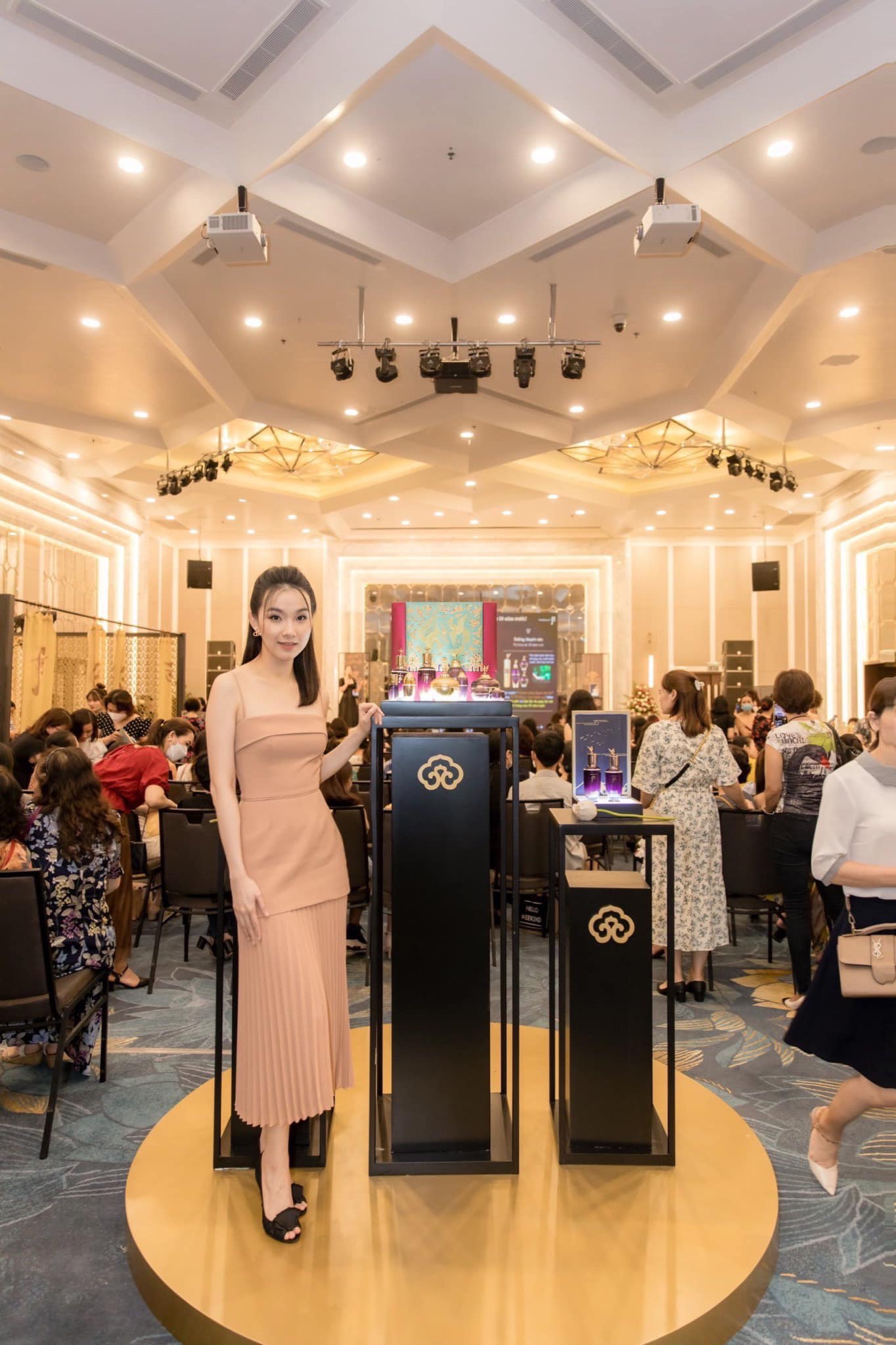 Thùy Lâm - Hoa hậu Hoàn Vũ đầu tiên của Việt Nam tái xuất, xinh như gái đôi mươi - Ảnh 5