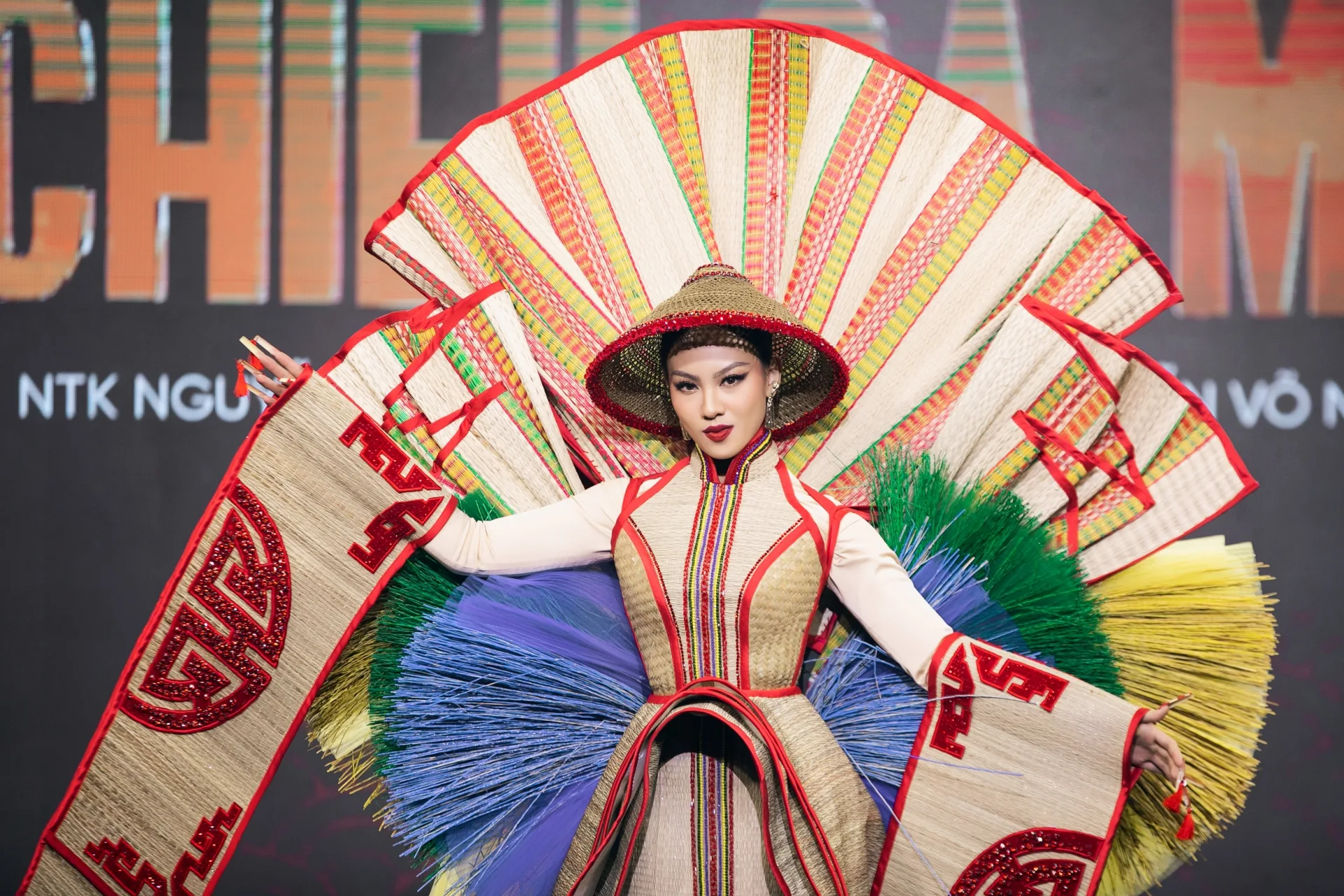 Lương Thùy Linh đi “trải bài” vào đêm chung kết hoa hậu, ai sẽ là người đăng quang? - Ảnh 6