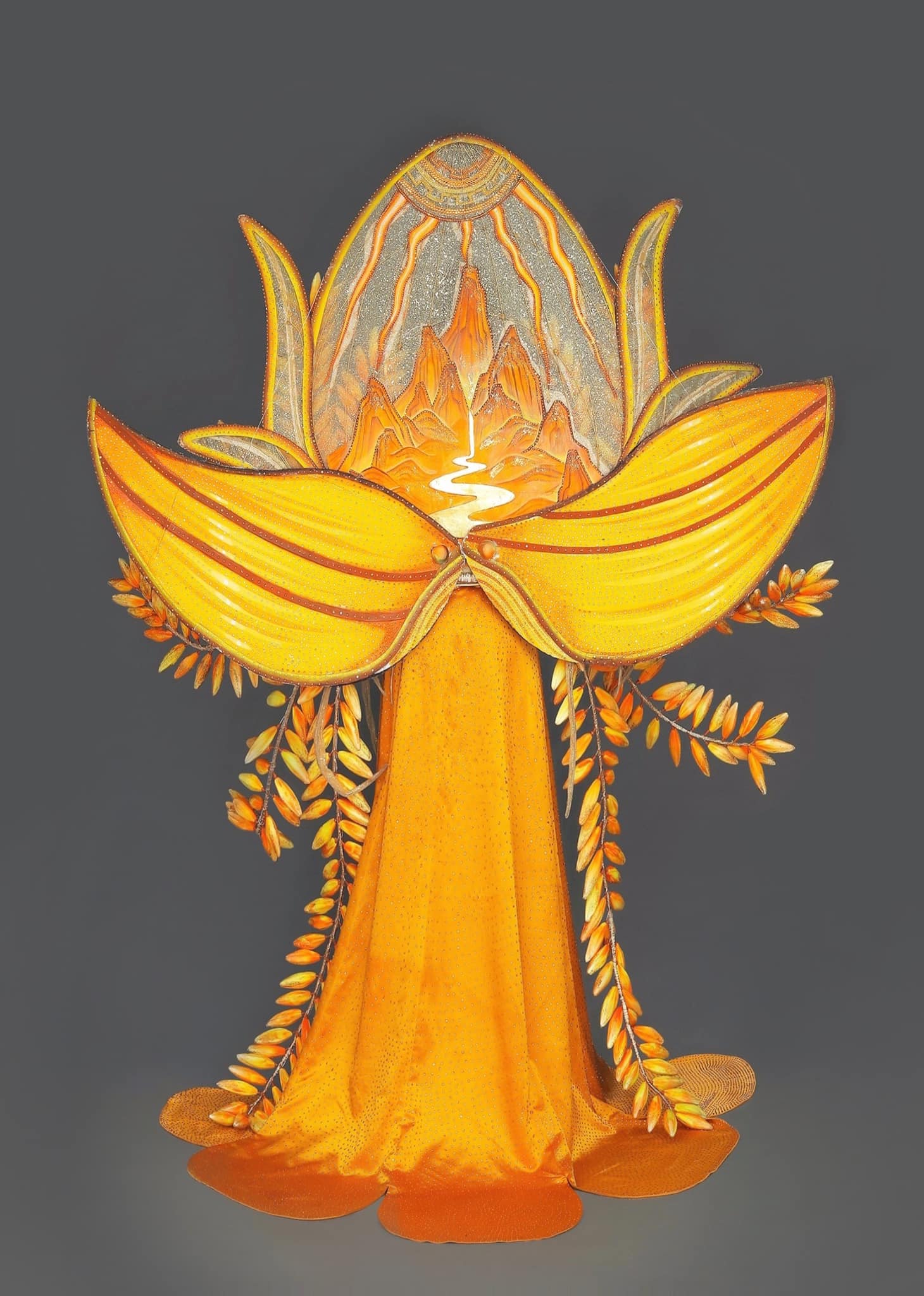 Trang phục dân tộc của Trân Đài tại MI Queen 2022 khiến fan thất vọng vì khác bản vẽ - Ảnh 5