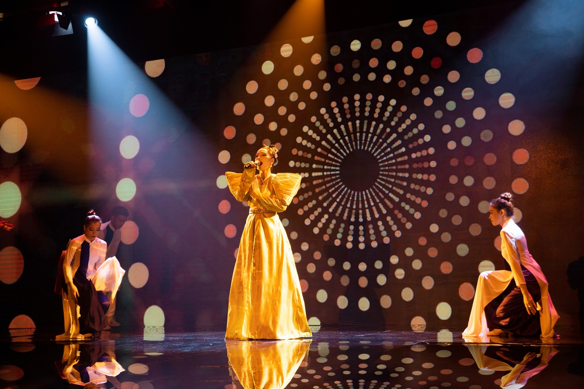 BXH bình chọn Hoa hậu Hoàn vũ Việt Nam 2022: Nhật Hà dẫn đầu, Nam Em bám sát nút - Ảnh 1