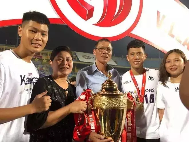 Đình Trọng làm lễ ăn hỏi với bạn gái hơn tuổi sau 8 năm hẹn hò - Ảnh 4