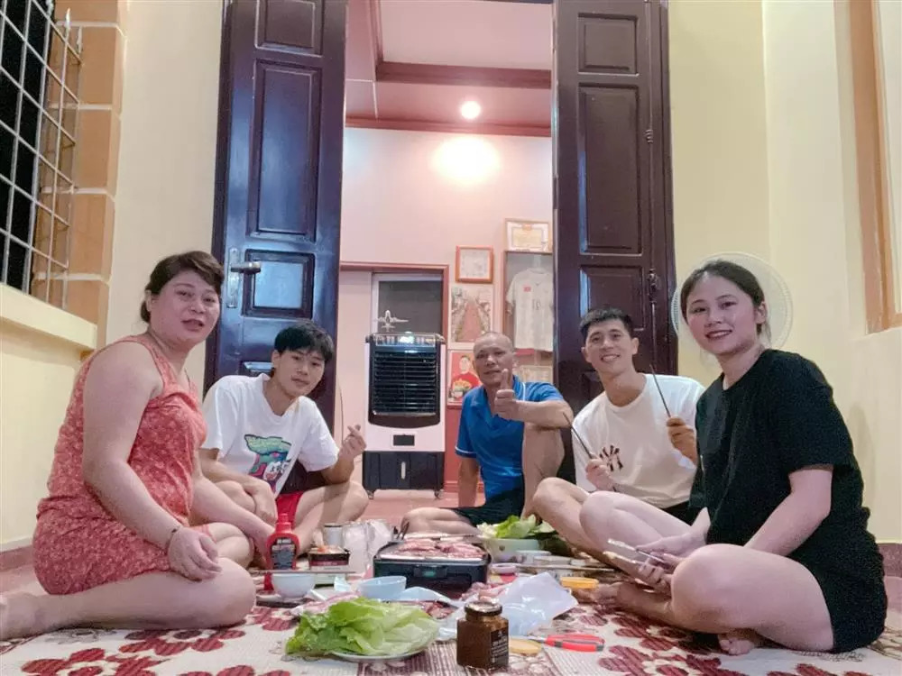 Đình Trọng làm lễ ăn hỏi với bạn gái hơn tuổi sau 8 năm hẹn hò - Ảnh 5