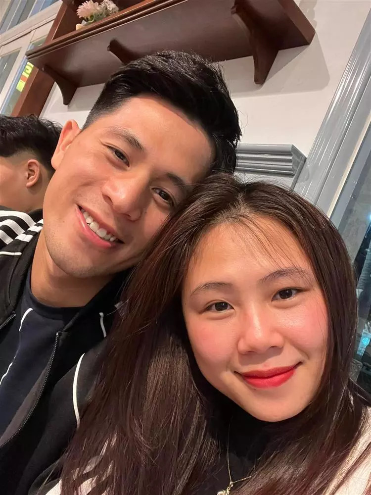 Đình Trọng làm lễ ăn hỏi với bạn gái hơn tuổi sau 8 năm hẹn hò - Ảnh 1