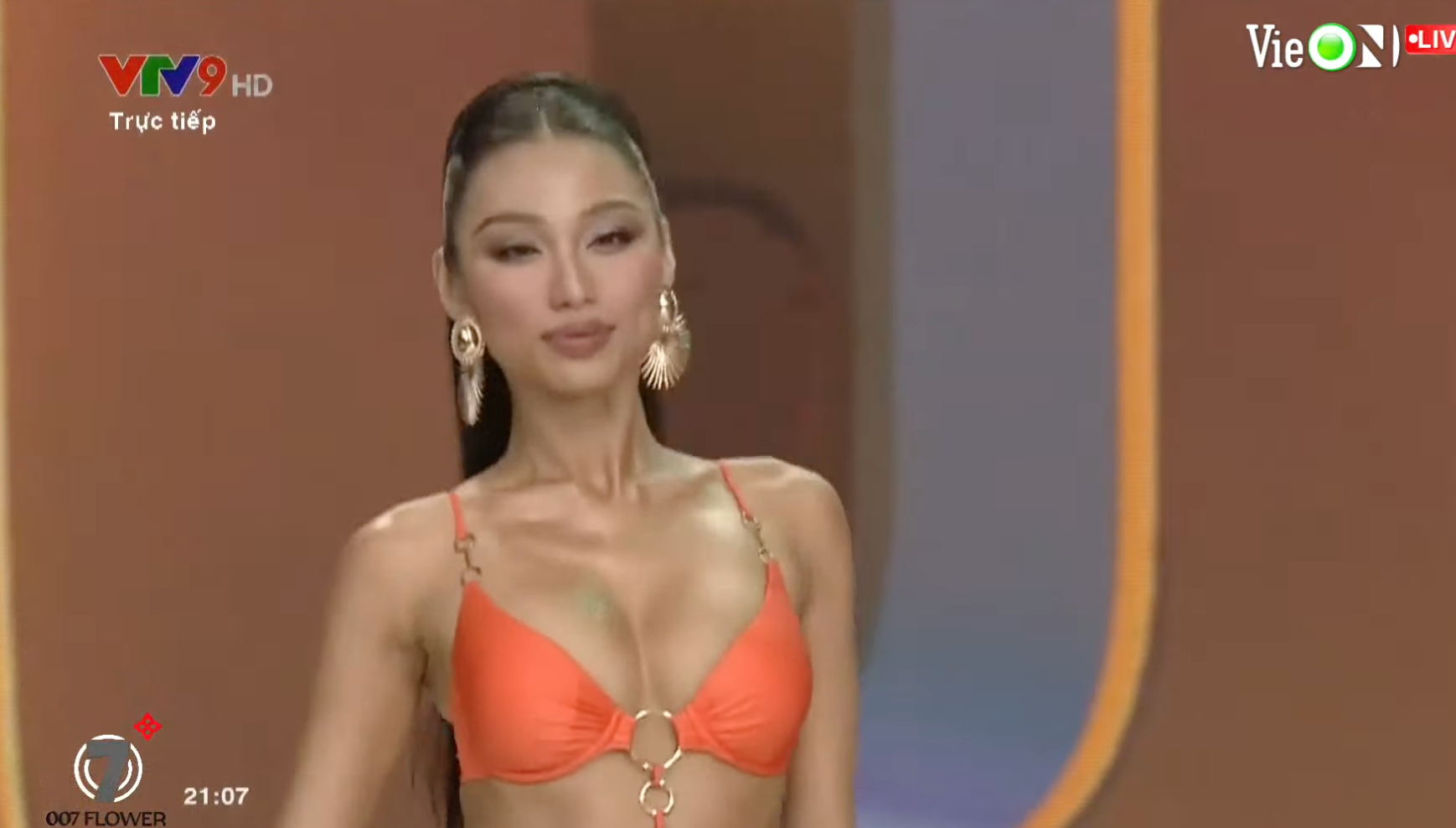 Ngọc Châu, Hương Ly, Lệ Nam trình diễn áo tắm chuyên nghiệp, body chuẩn từng “cm