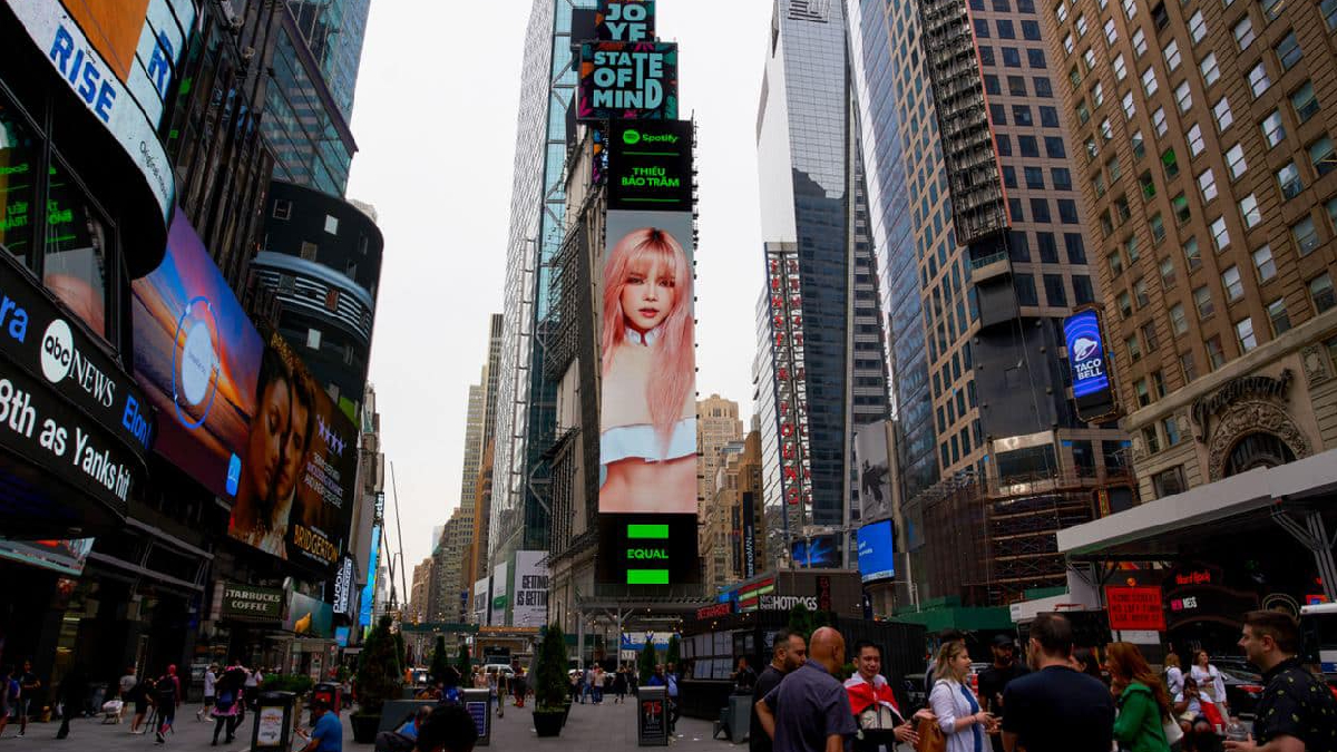 Thiều Bảo Trâm bất ngờ xuất hiện trên Quảng trường Thời đại (Mỹ)