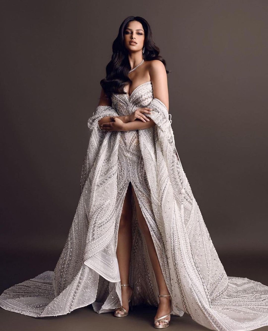 Hoa hậu Sandhu xinh đẹp qua bàn tay makeup của chuyên gia trang điểm Việt Nam - Ảnh 2