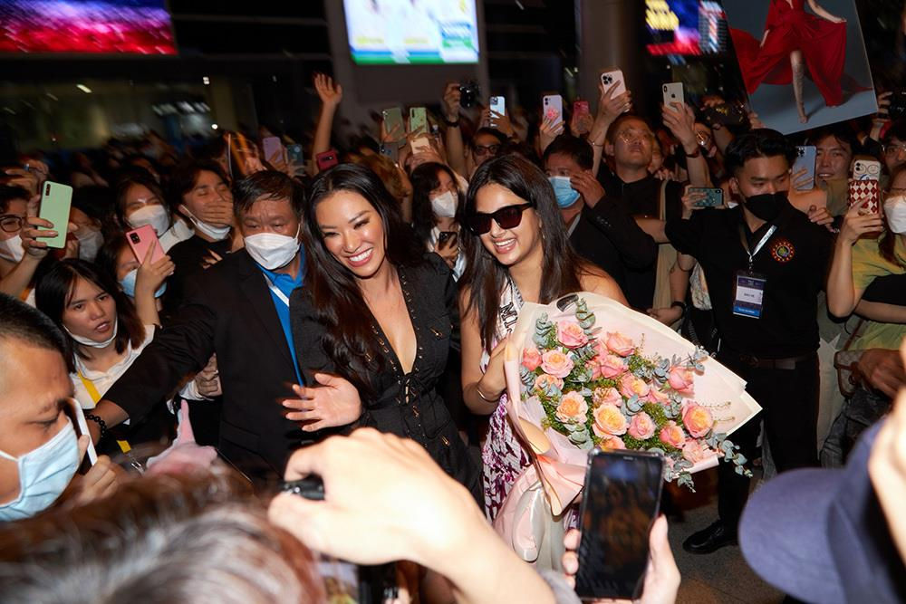 Hoa hậu Sandhu xinh đẹp qua bàn tay makeup của chuyên gia trang điểm Việt Nam - Ảnh 1