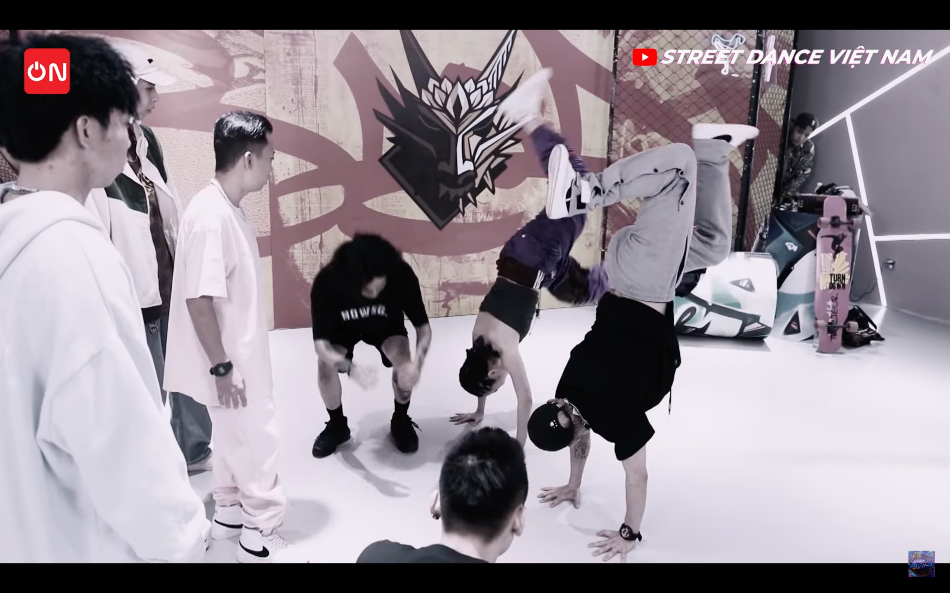 Street Dance Việt Nam: Chi Pu biến sân khấu thành phòng tắm xà bông, Bảo Anh tung skill khó - Ảnh 11