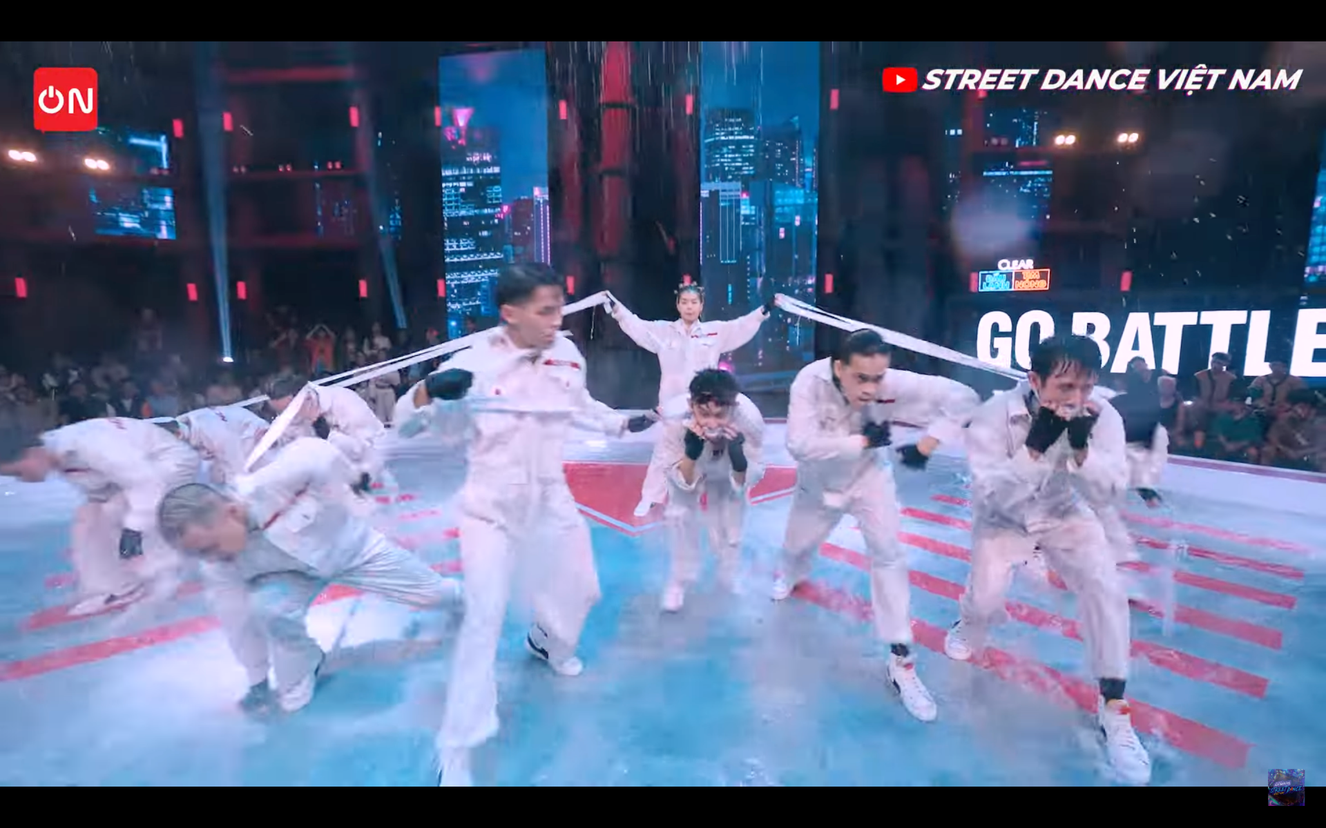 Street Dance Việt Nam: Chi Pu biến sân khấu thành phòng tắm xà bông, Bảo Anh tung skill khó - Ảnh 12