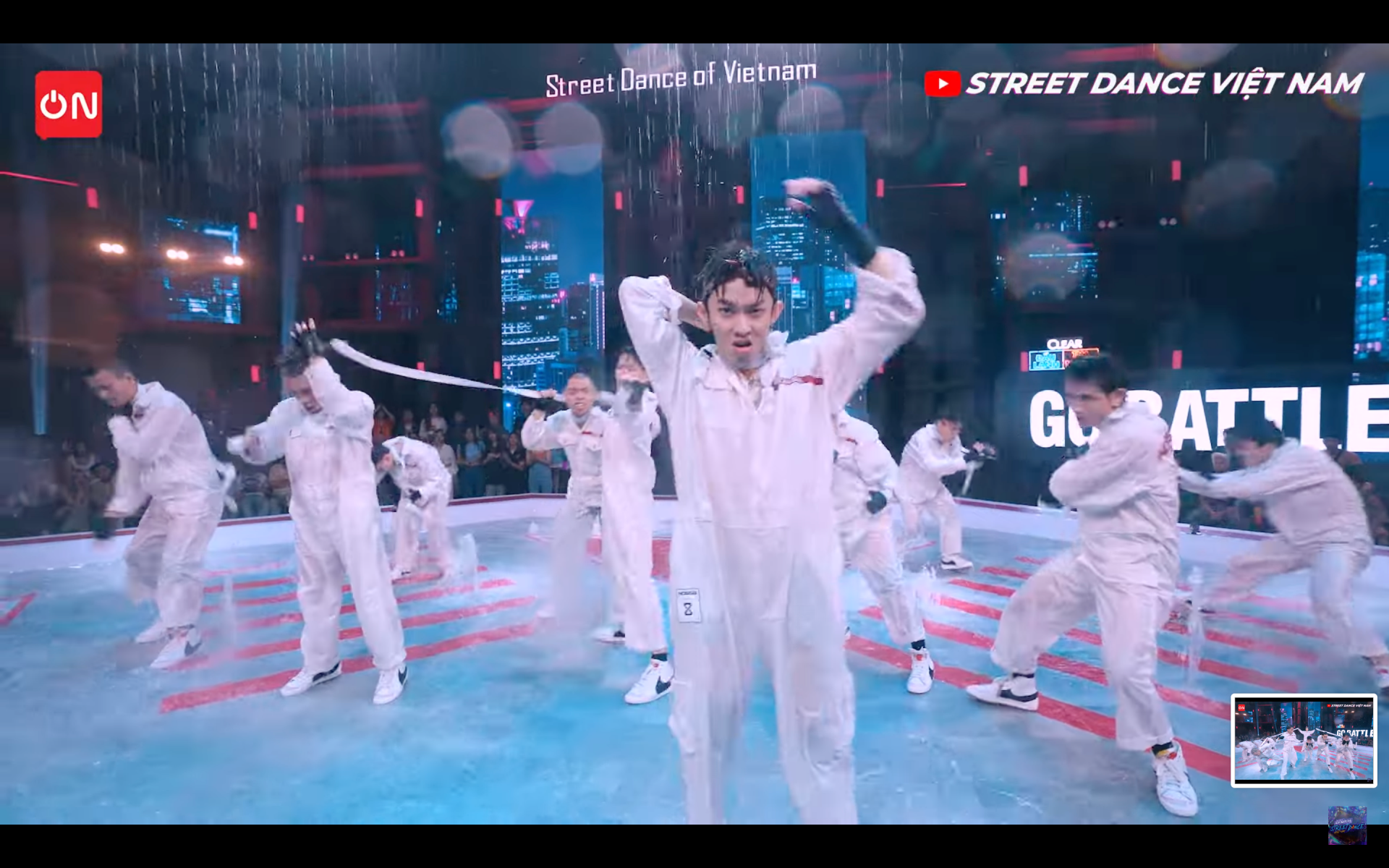 Street Dance Việt Nam: Chi Pu biến sân khấu thành phòng tắm xà bông, Bảo Anh tung skill khó - Ảnh 13