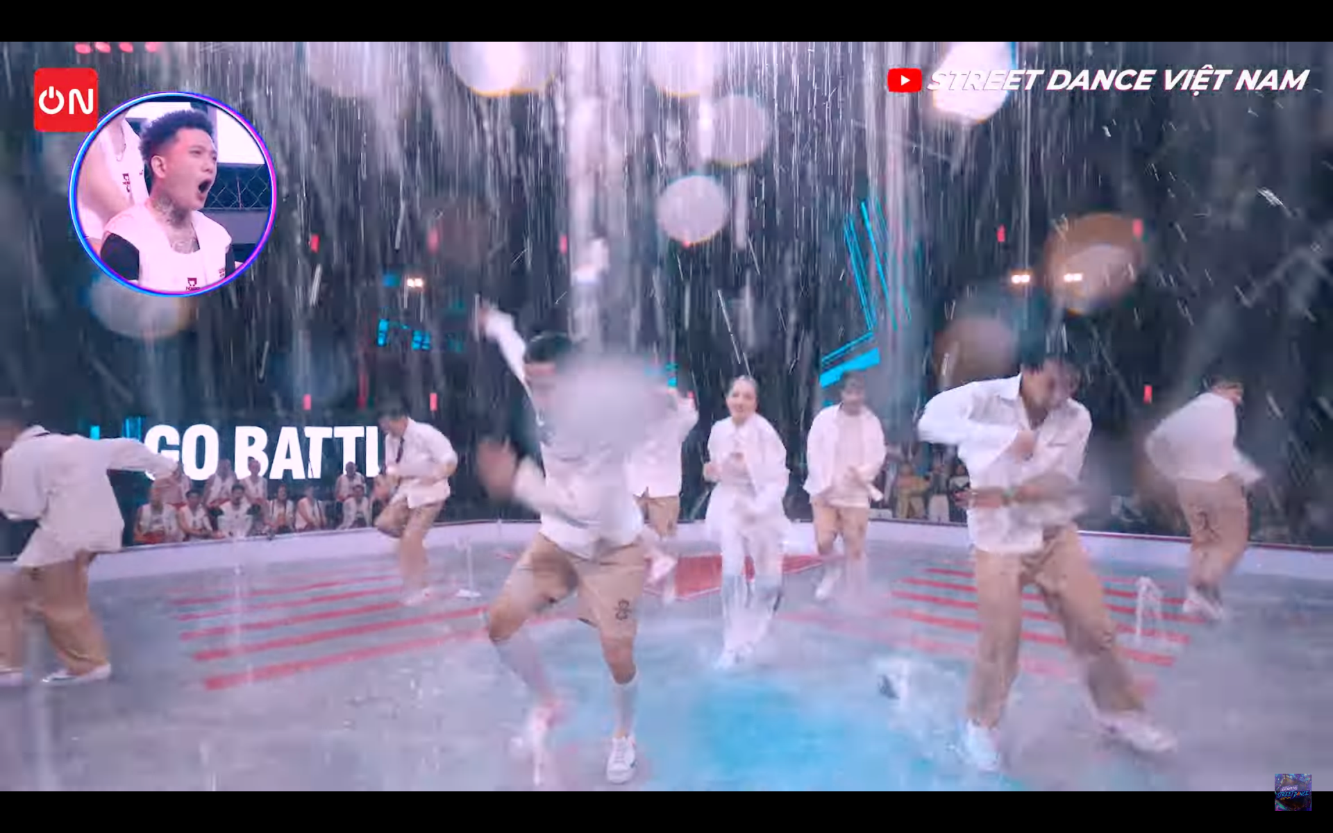 Street Dance Việt Nam: Chi Pu biến sân khấu thành phòng tắm xà bông, Bảo Anh tung skill khó - Ảnh 14