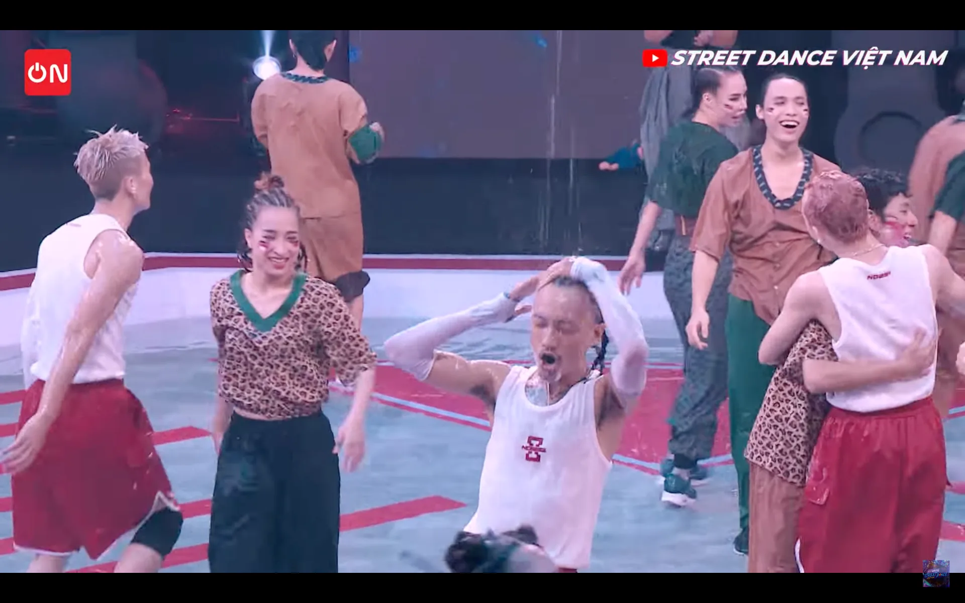 Street Dance Việt Nam: Chi Pu biến sân khấu thành phòng tắm xà bông, Bảo Anh tung skill khó - Ảnh 2