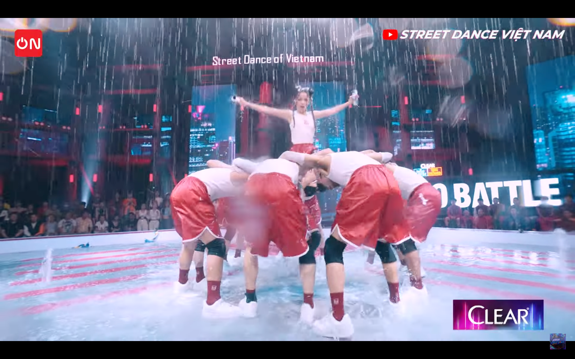 Street Dance Việt Nam: Chi Pu biến sân khấu thành phòng tắm xà bông, Bảo Anh tung skill khó - Ảnh 3